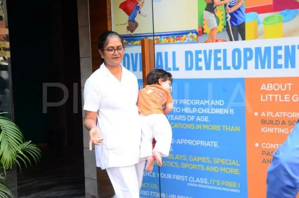 Taimur diangkut oleh sang baby sitter ©pinkvilla.com