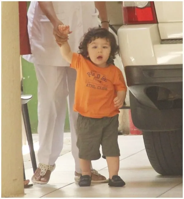 Taimur Ali Khan sapa paparazzi di depan rumah ©bollywoodlife