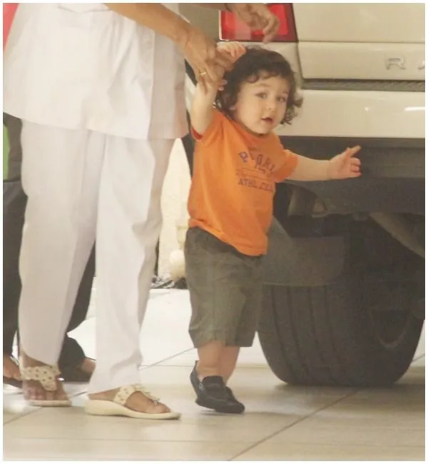 Apa yang ingin ditunjukkan Taimur ke wartawan? ©bollywoodlife