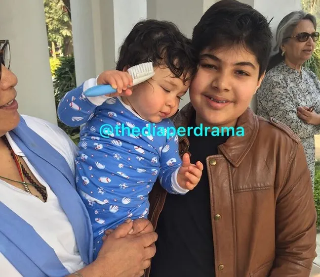 Taimur berusaha menyisir rambutnya sendiri ©thediaperdrama