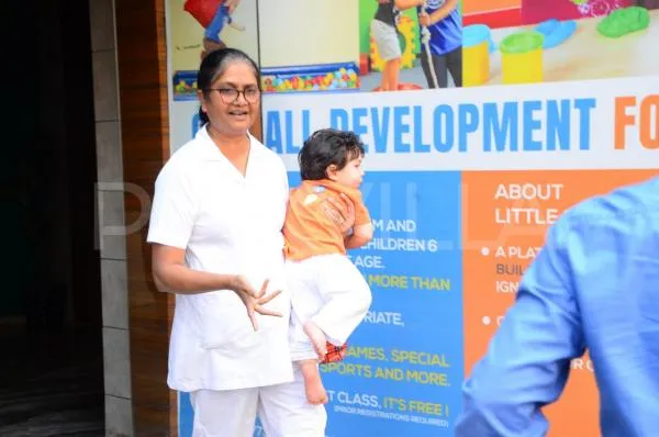 Taimur seperti hendak kabur dari gendongan baby sitternya ©pinkvilla.com