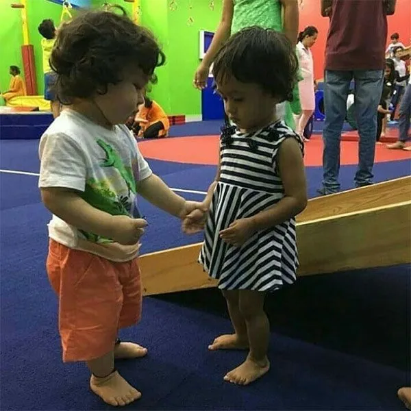 Taimur Ali Khan pegangan tangan dengan teman sekelasnya ©bollywoodlife