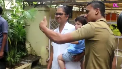 Pria tak dikenal ini mendadak mengajak Taimur foto ©bollywoodlife.com