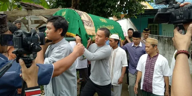 Salah satu mahasiswa saat dimakamkan © merdeka.com/irwanto