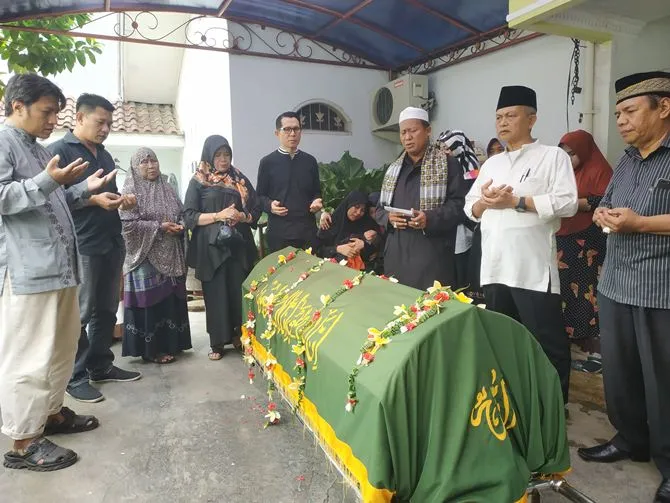 Jenazah George Taka didoakan © KapanLagi.com/Fikri Alfi Rosyadi