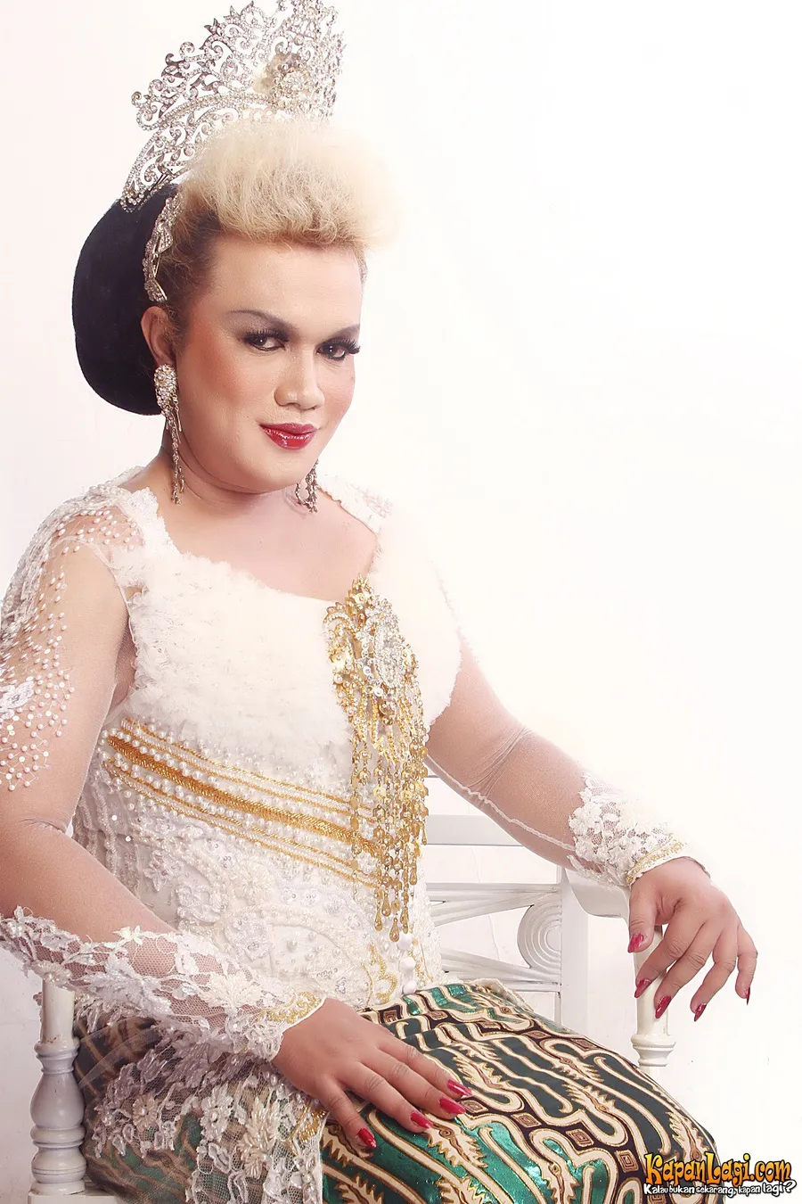 Aksi Tata Liem dalam kebaya