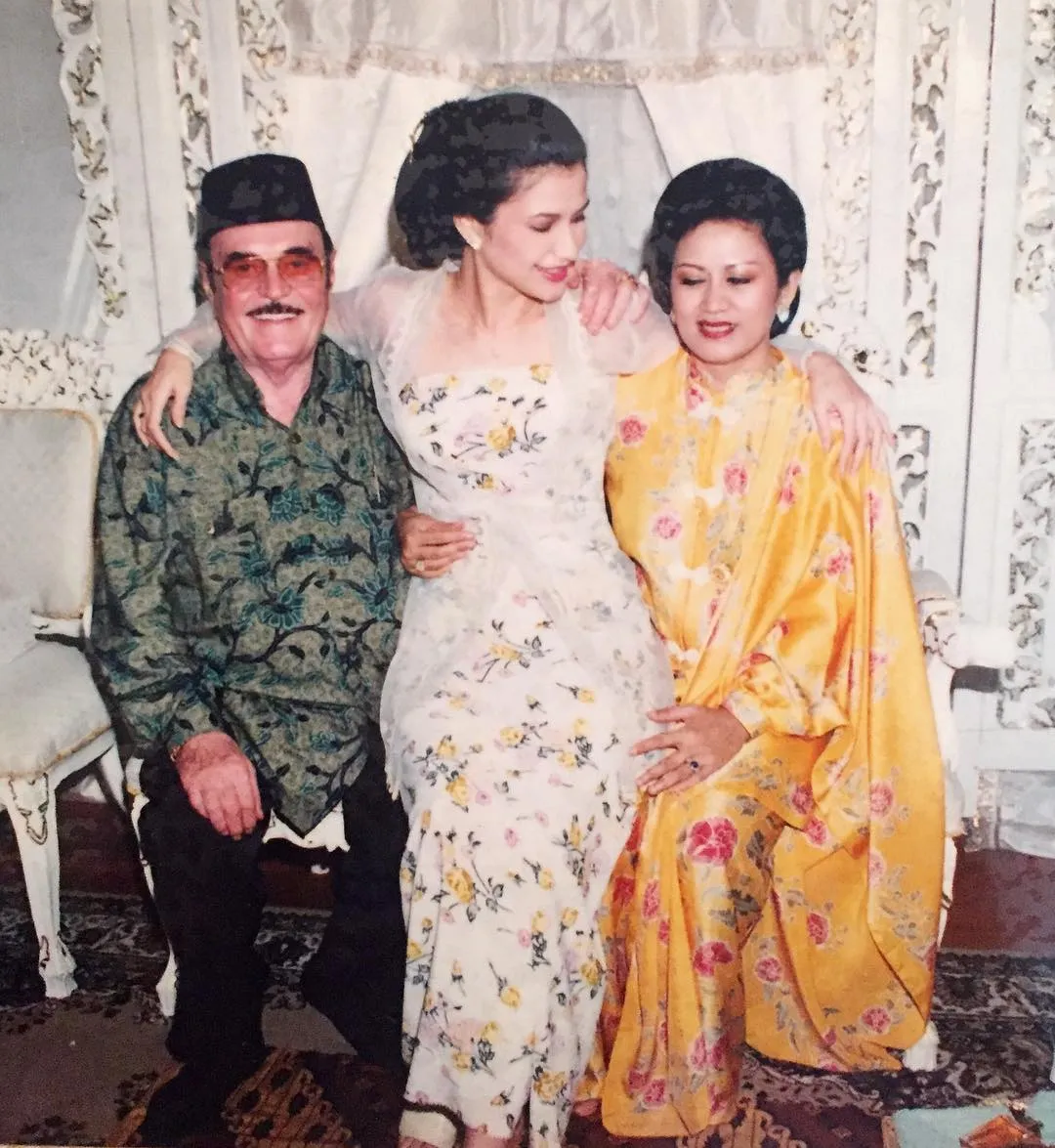 Cantiknya awet! Tamara unggah foto jadul bareng kedua orangtuanya. /©instagram.com/tamarableszynskiofficial