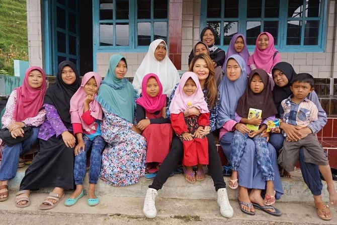 Tamara berbaur dengan masyarakat sekitar (credit: instagram.com/tamarableszynskiofficial)