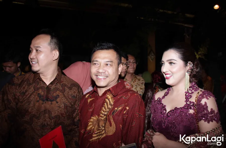Antri 2,5 jam dan diminta foto banyak orang, Ashanty dan Anang sampai tak sempat makan ketika hadir di pernikahan Kahiyang. ©KapanLagi.com/Bayu Herdianto