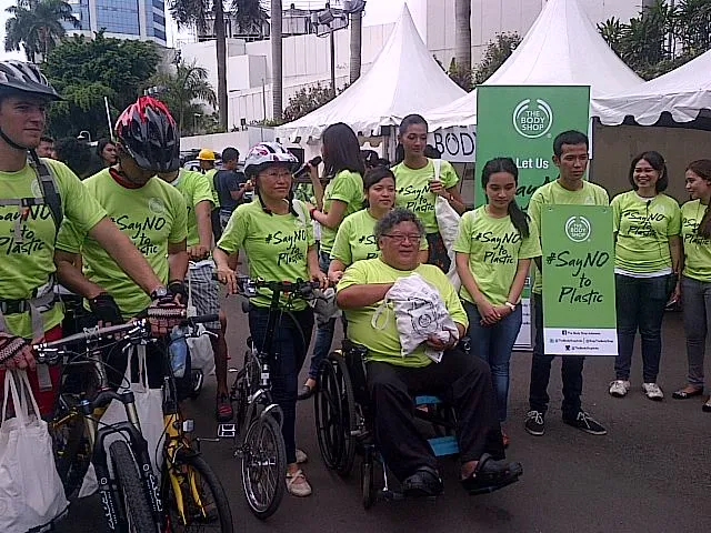 Rachel Amanda bersama aktivis lingkungan lainnya ©Mathias Purwanto