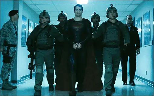 Baru dalam film MAN OF STEEL, sang superhero ditangkap tentara. (insidemovies.ew.com)
