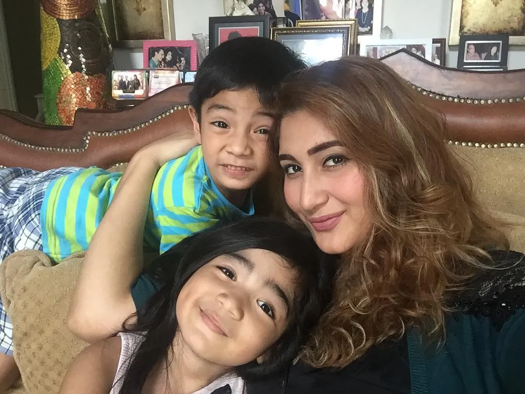 Tania pose bareng para buah hati tanpa mengenakan hijab © Instagram/tanianadira