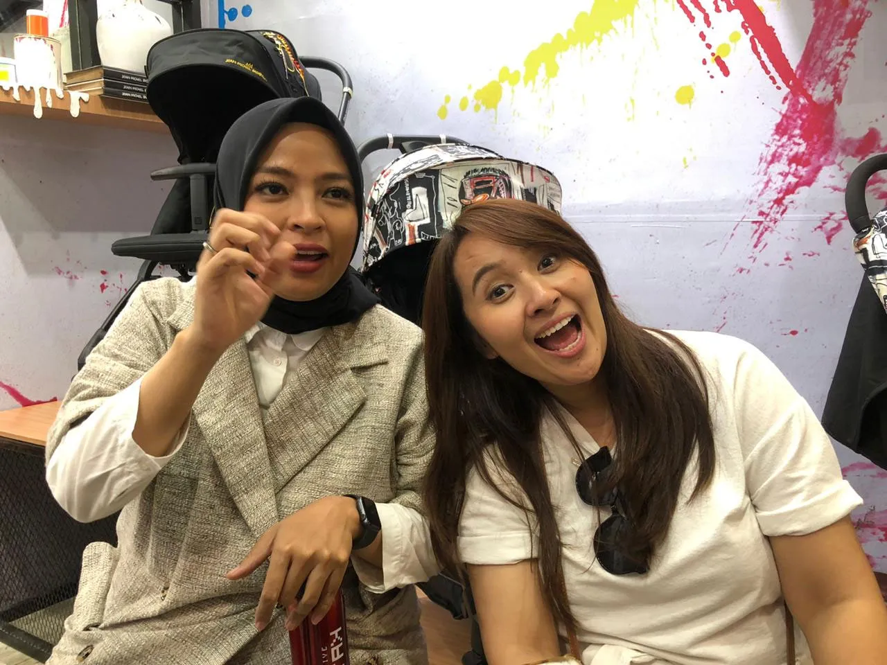 Tantri dan Chua punya selera yang sama soal perlengkapan bayi © KapanLagi.com®