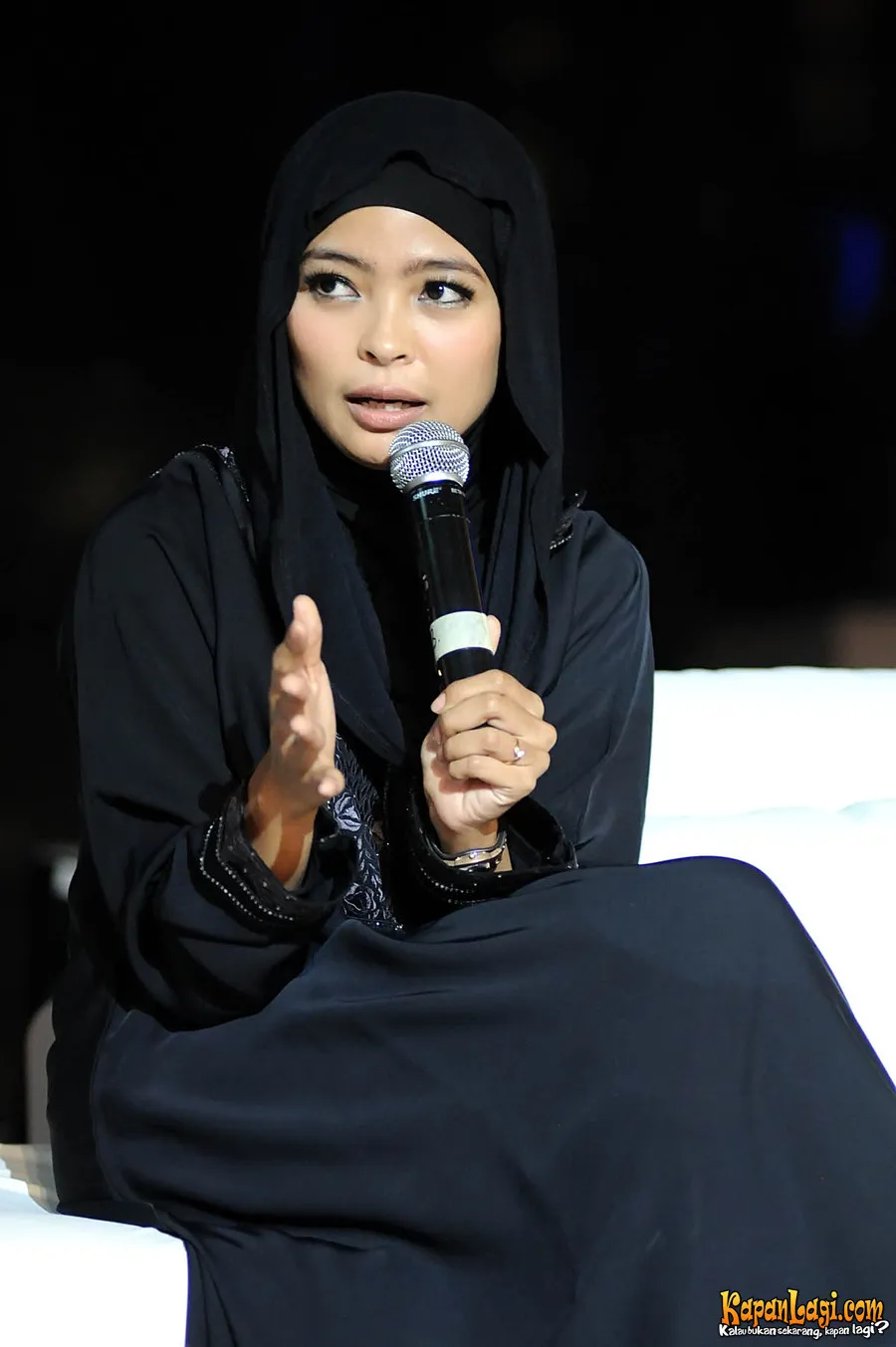 Tantri menekankan pentingnya agama untuk mencegah pengaruh buruk seperti narkoba.