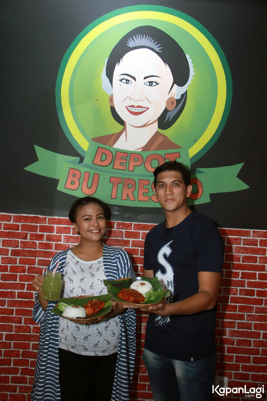 Tantri tak sungkan untuk melayani konsumennya sendiri di restoran yang dibangunnya. ©KapanLagi.com/Muhammad Akrom Sukarya