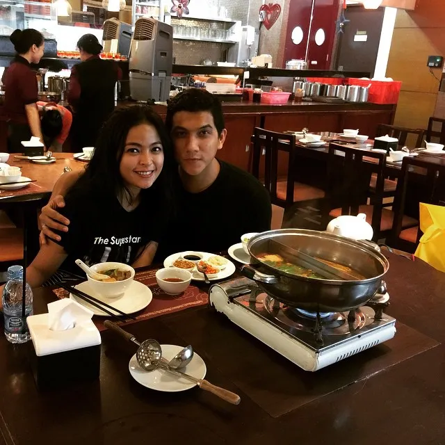Kemesraan Tantri dan Arda. Lima bulan lagi mereka bakal jadi ayah dan ibu