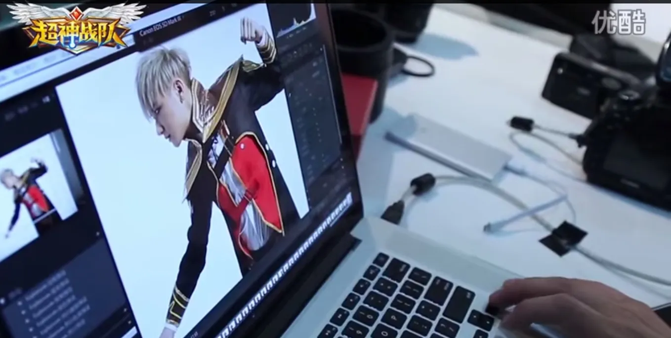 Tao dalam pose dan kostum ala superhero. ©live exo vod