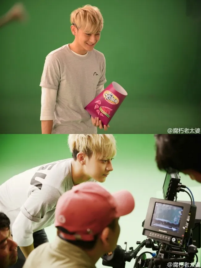 Foto Tao saat syuting di China untuk iklan makanan ringan dari China. ©koreaboo.com