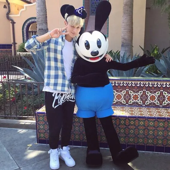 Tao saat berlibur ke Disney Land. ©soompi.com