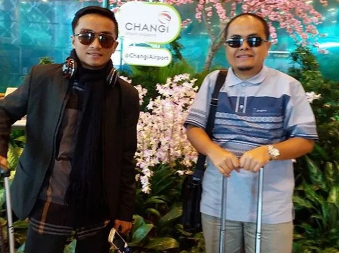 Ayah Taqy Malik saat mengantar putranya sebelum menempuh pendidikan ke Mesir. © Instagram/abu_taqy_malik_