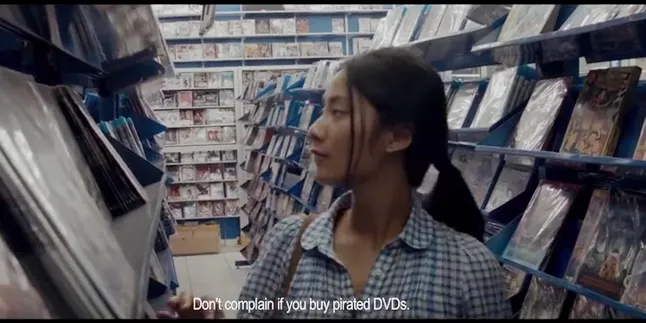 Aksi Tara sebagai Sari saat syuting di Glodok/©Lo-Fi Flicks