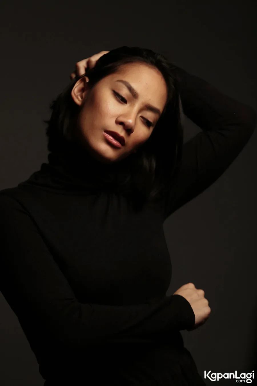 Syuting di Glodok, muka kucelnya membuat orang-orang tak mengenali pemeran Mutia dalam THE EAST ini/©KapanLagi.com®/Budy Santoso