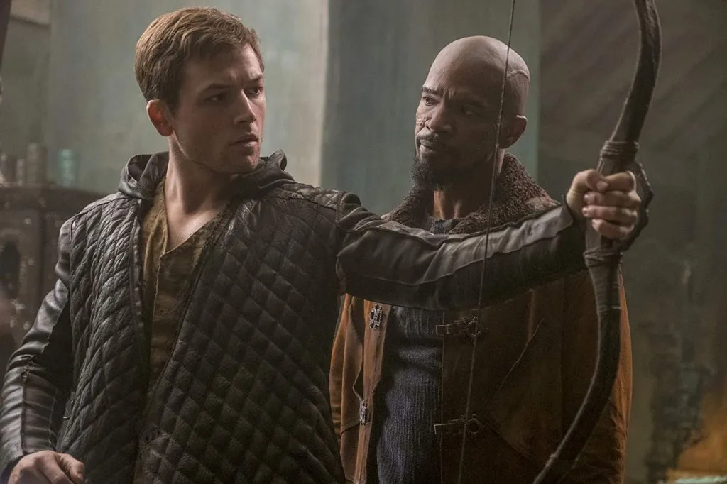 Taron dan Jamie Foxx dalam ROBIN HOOD © Lionsgate