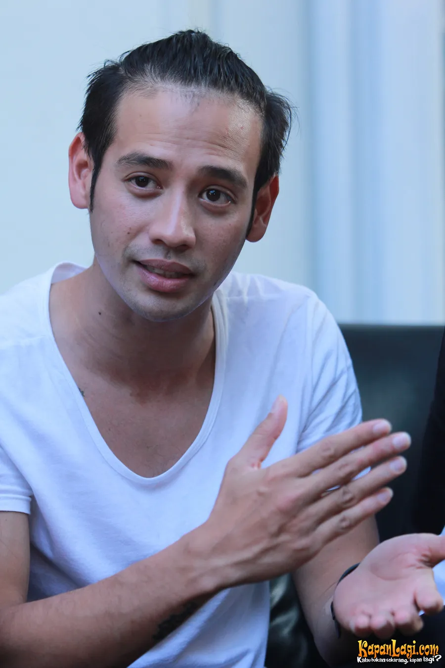 Tarra Budiman teringat ketika ia mengeluh akibat peran kecil dan malah dipukul kepalanya oleh Olga. ©KapanLagi.com®/Muhammad Akrom Sukarya