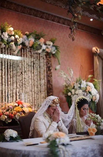 Tarra Budiman resmi menikah dengan Gya Sadiqah pada tanggal 22 April 2017. /©instagram.com/tarrabudiman