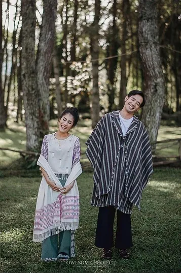 Sebelumnya, dengan busana motif etnik yang kece Tarra dan Gya sempat lakukan pemotretan pre-wedding. /©instagram.com/tarrabudiman