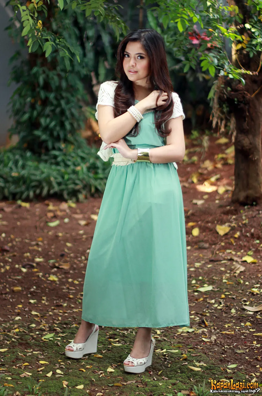 Karena penasaran Tasya membaca novel dewasa Fifty Shades of Grey.