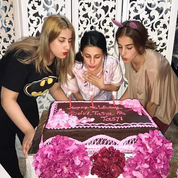 Tasya dan dua saudaranya. Uniknya, kakak adik ini punya tanggal lahir sama, 25 Mei ©instagram/tasyafarasya