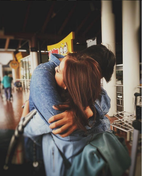 Tasya dipeluk pacarnya sebelum terbang ke Amerika © Instagram.com/randibachtiar
