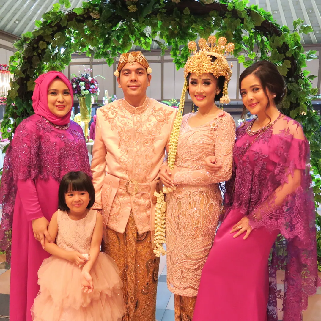 Gaya Tasya saat berada di acara pernikahan sang kakak. /©instagram.com/tasyakamila