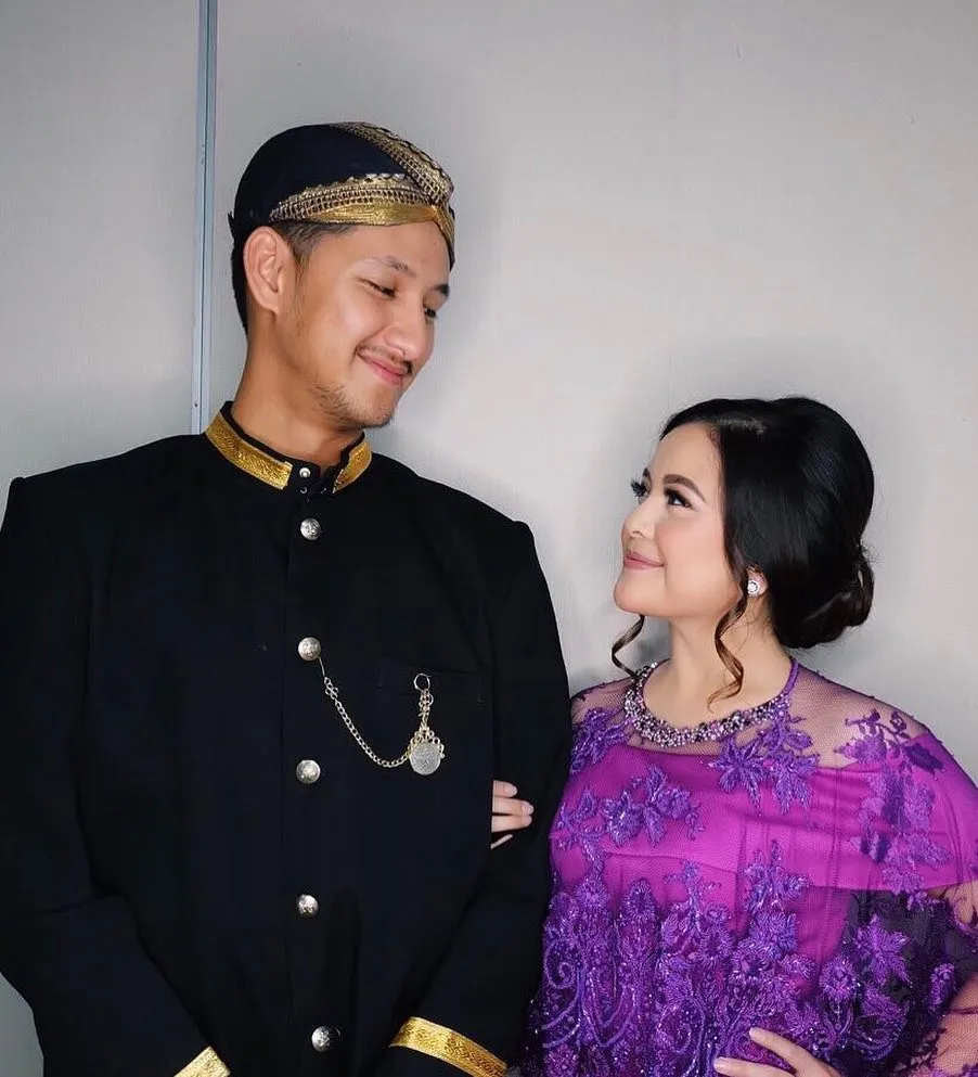 Mesra dan serasi, Tasya ditemani sang kekasih saat di acara pernikahan kakaknya. /©instagram.com/tasyakamila