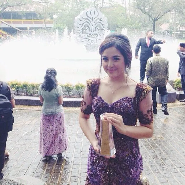 Wisuda S1 Universitas Indonesia credit: instagram.com/tasyakamila