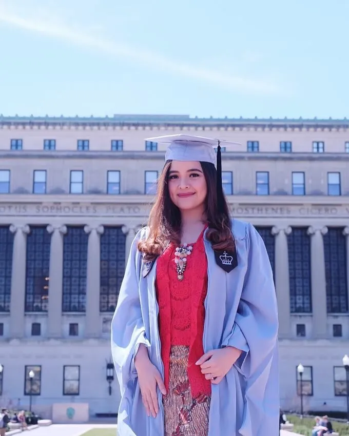Wisuda S2 University of Columbia credit: instagram.com/tasyakamila