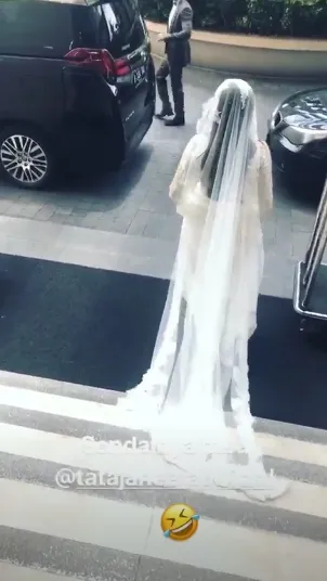 Tata masih pakai sandal hotel ketika berlari ke mobil ©instagram/vebytouchmakeup