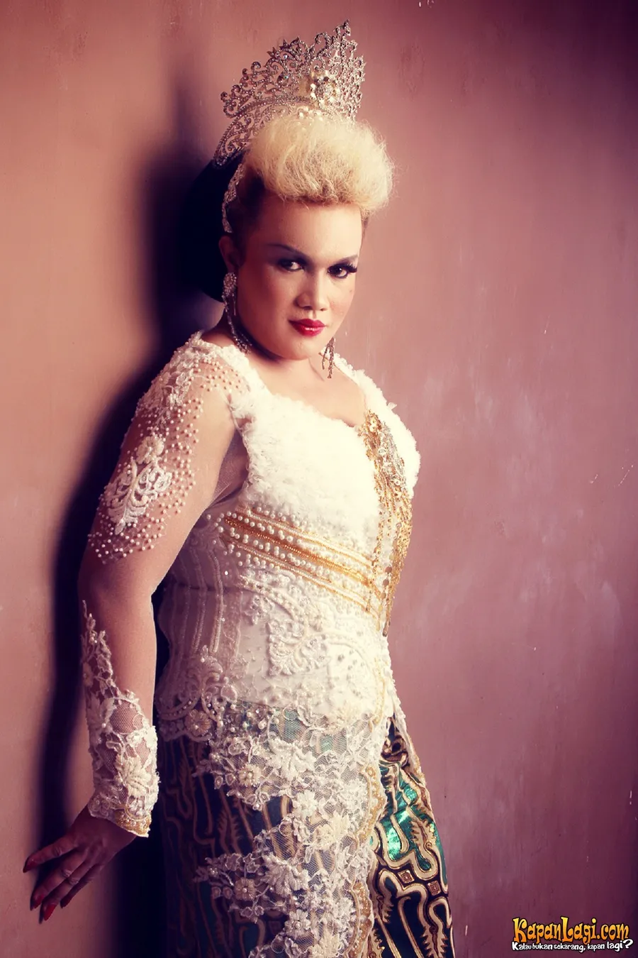 Tata Liem kerap tampil mengenakan kebaya