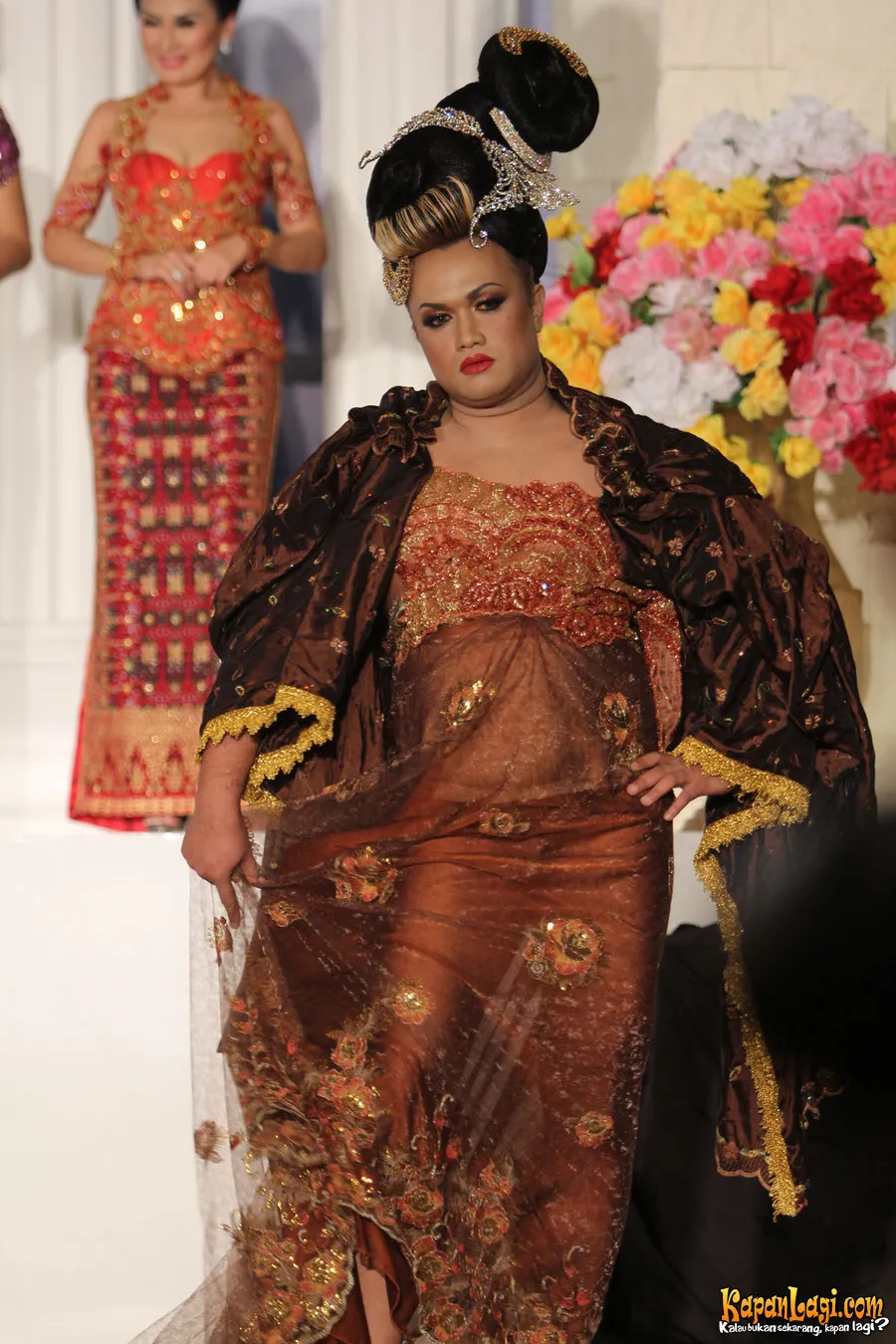 Aksi Tata Liem di atas catwalk ©KapanLagi.com®/Busan