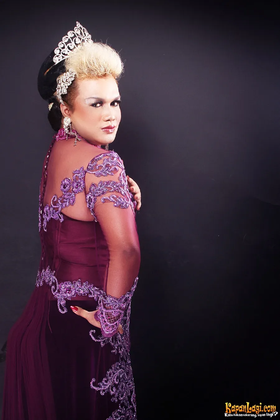 Aksi Tata Liem dalam kebaya