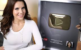 Tati Westbrook bersama Gold Play Buttonnya (credit: tubefilter.com)