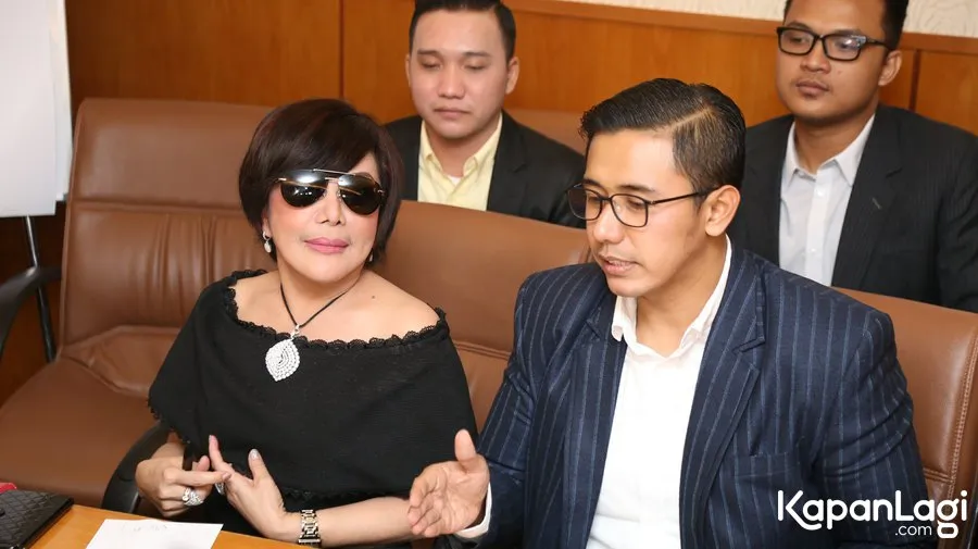 Tati ditemani kuasa hukumnya meminta Nassar minta maaf/©KapanLagi.com®/Agus Apriyanto