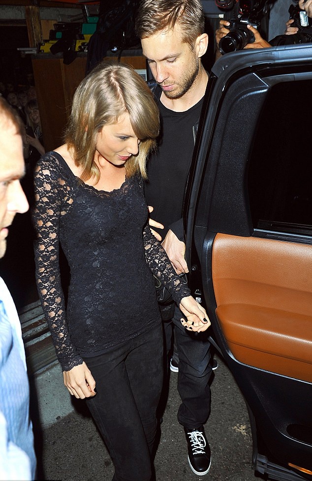 Taylor dan Calvin bahkan memakai outfit yang sama, serba hitam © splashnews.com