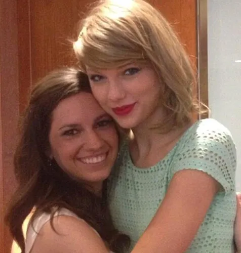 Taylor Swift dan Gena Gabrielle Sedang Berpelukan @ Twitter.com/GenaGabrielle