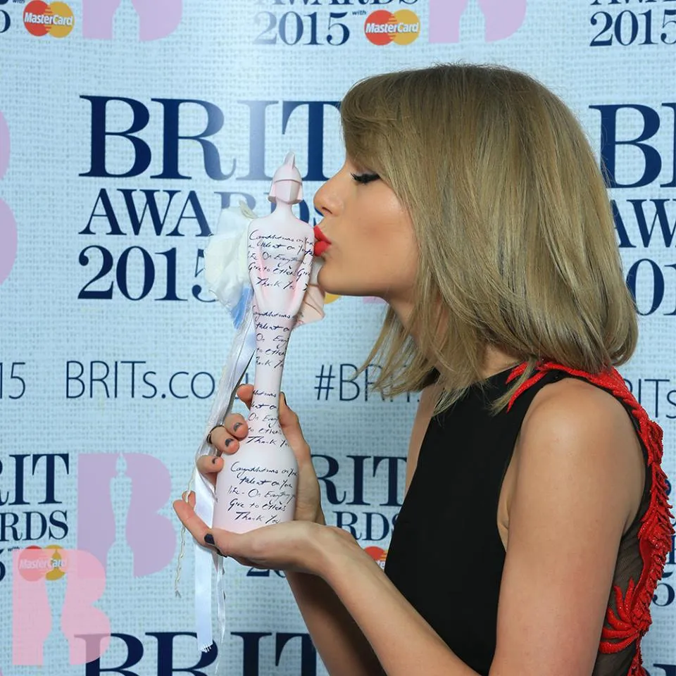 Taylor Swift di Brit Awards 2015 © Brit Awards Official Facebook