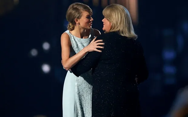 Taylor Swift saat memeluk ibunya di Academy of Country Music Awards 2015 ©telegraph.co.uk