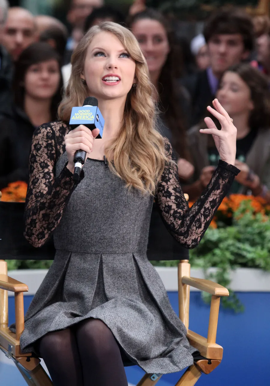 Kedatangan Taylor Swift membuat venue MEIS dipadati lautan penggemar ©fameflynet