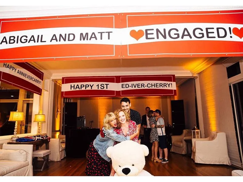 Momen mesra Ed Sheeran dan Cherry Seaborn (di belakang) yang tertangkap dalam salah satu foto Abigail Anderson © instagram.com/abigail_lauren