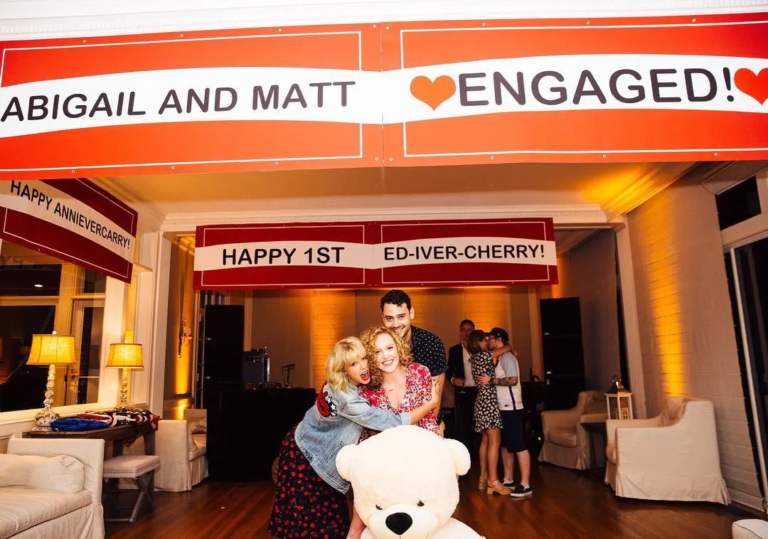 Mesranya Ed Sheeran - Cherry Seaborn tampak di belakang Taylor Swift dan Abigail yang tengah berpose © instagram.com/taylorswift